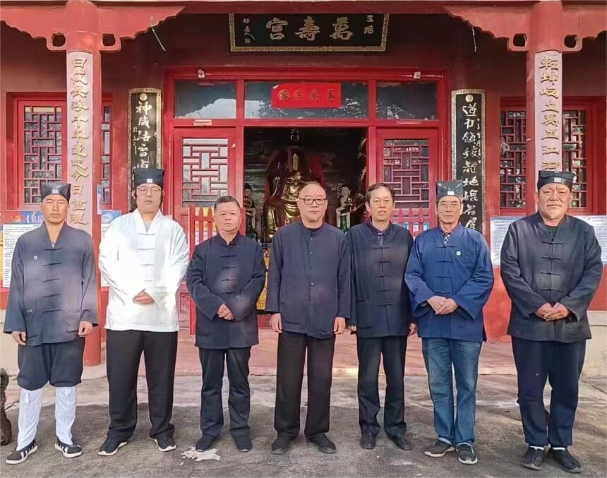 三觉宫殿前接待来访合影